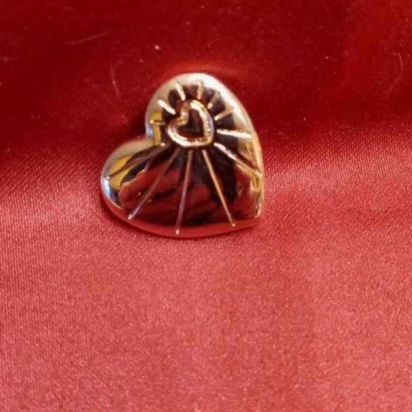 VTG 90'S HEART PIN W/A HEART ENGRAVED WITH RAYS THE VARIETY CLUB ON BACK - Picture 3 of 4